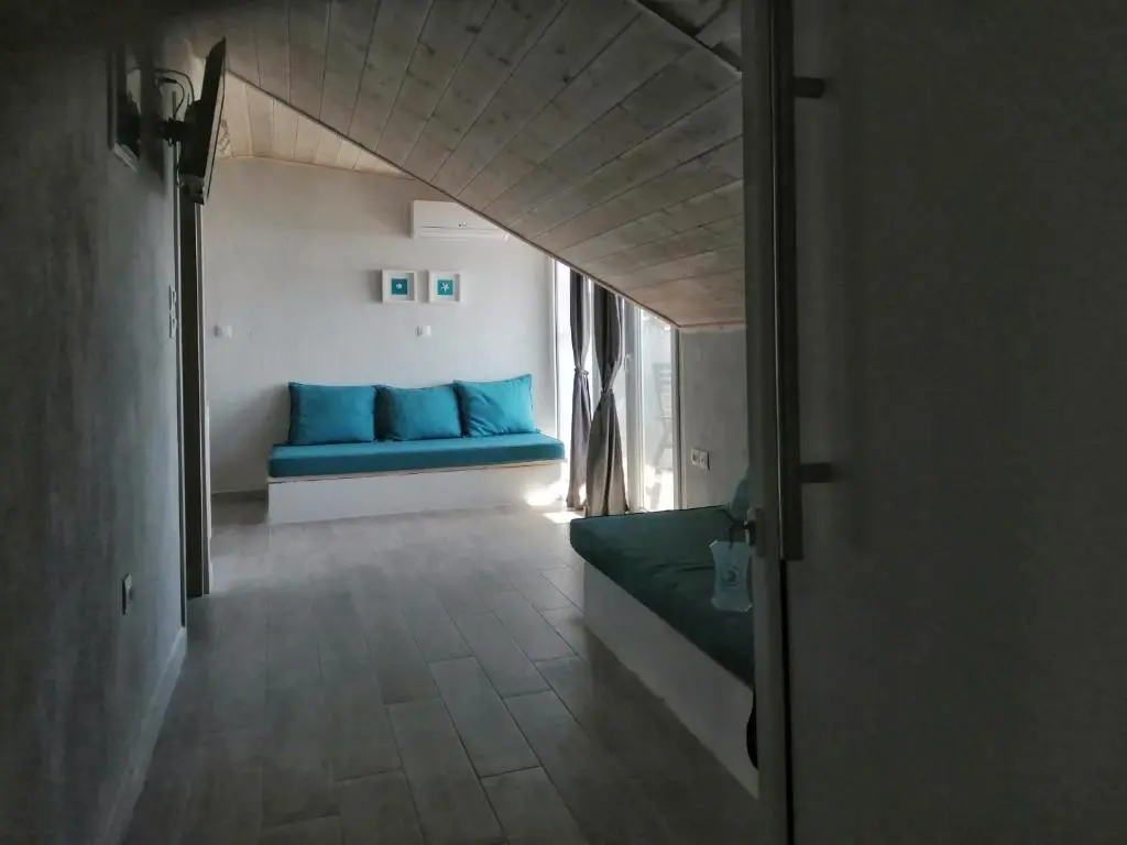 Superior Suite 1 salon view